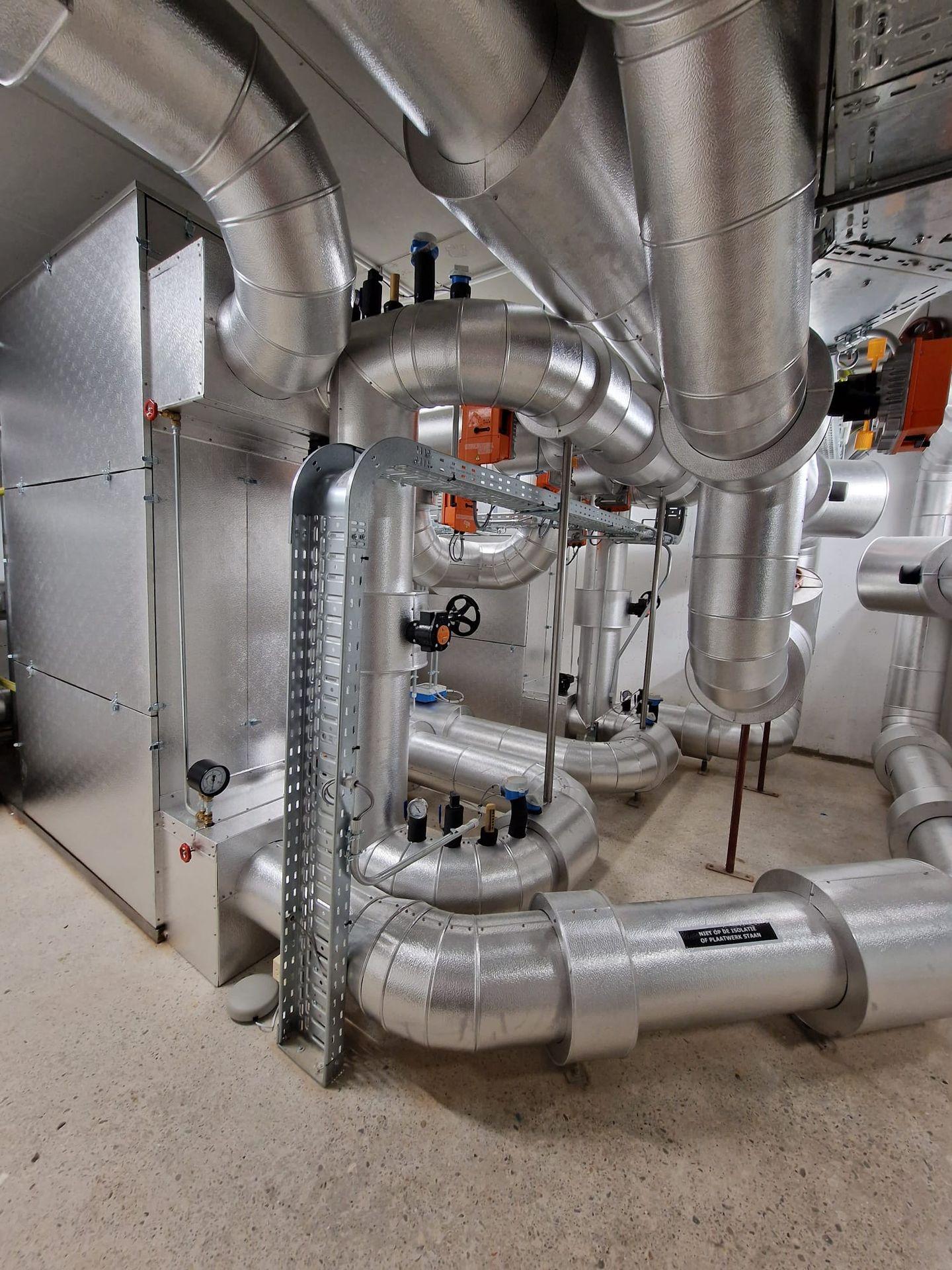 Isolatiewerk van BenDit aan leidingen in een technische installatie